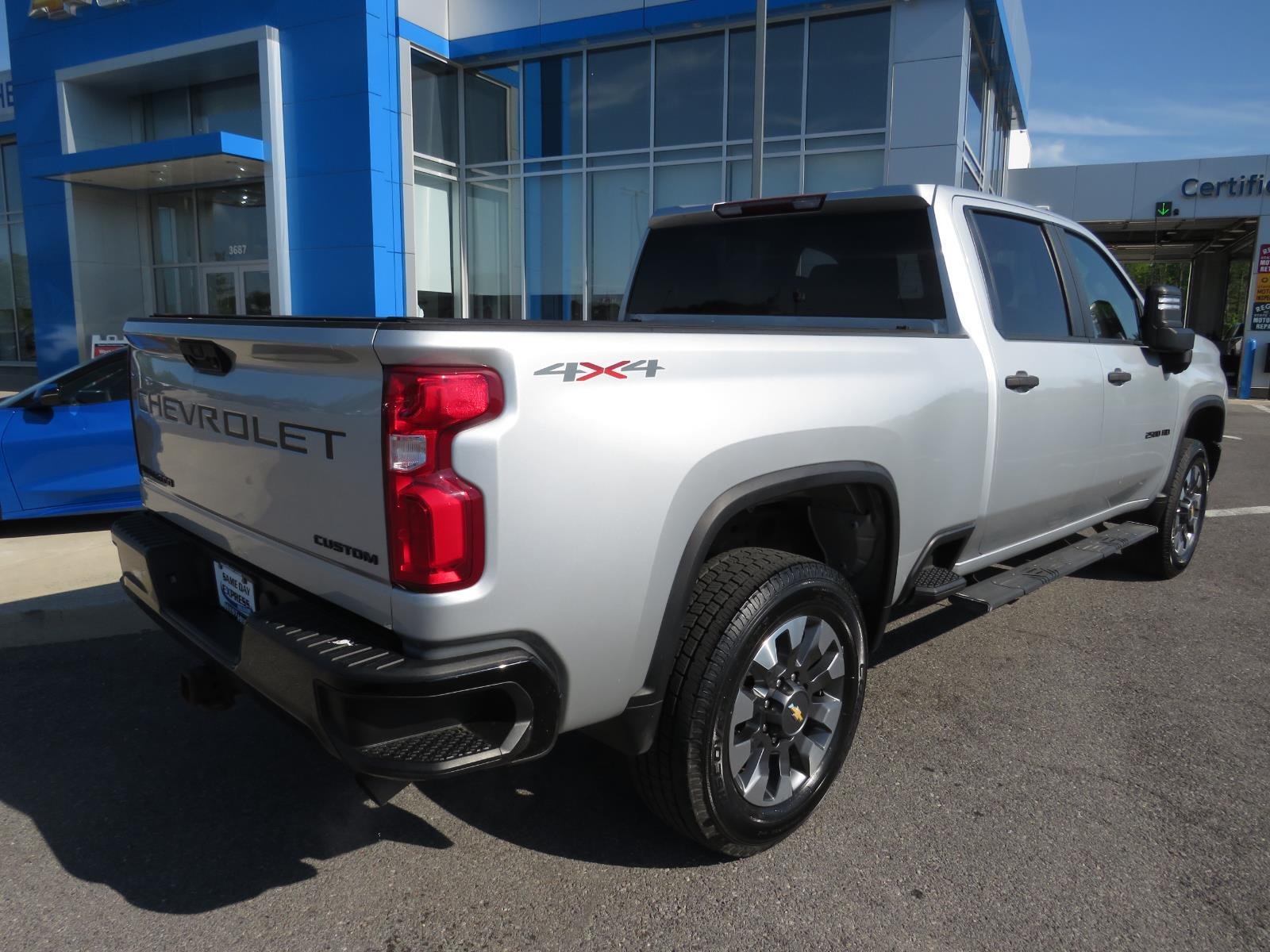 Used 2021 Silver Ice Metallic Chevrolet Custom image 7