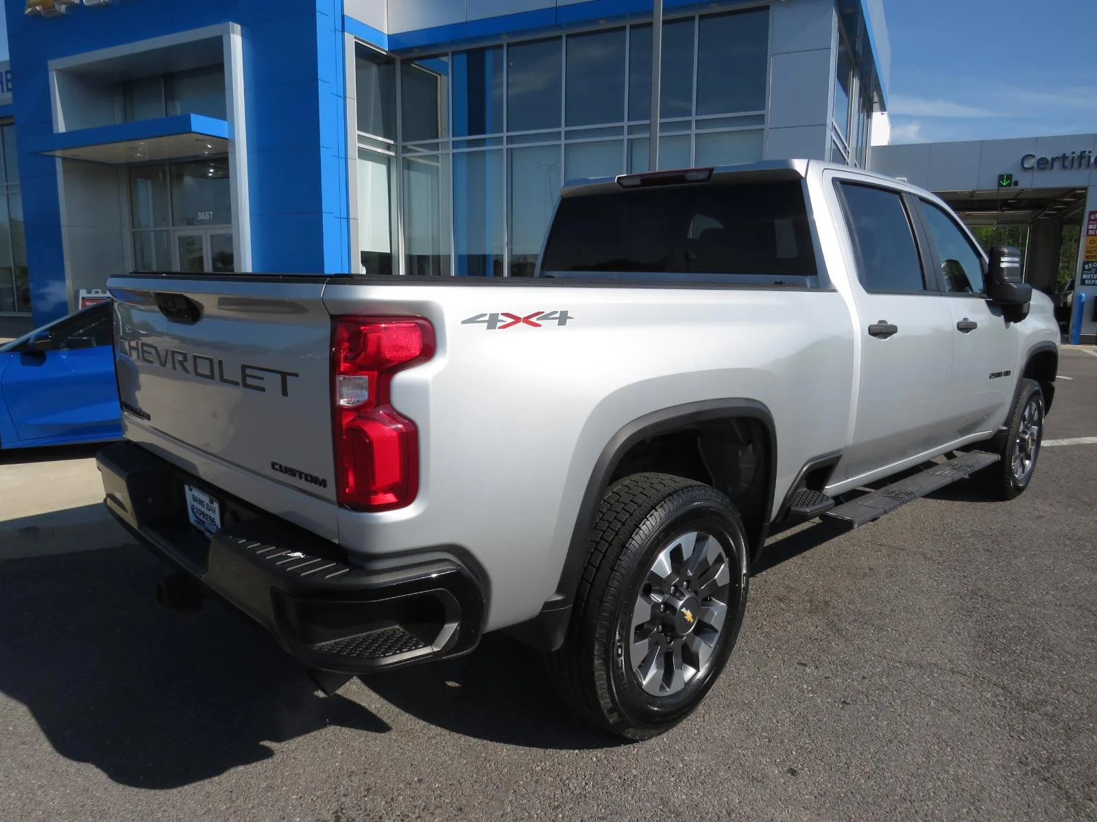 Used 2021 Silver Ice Metallic Chevrolet Custom image 7