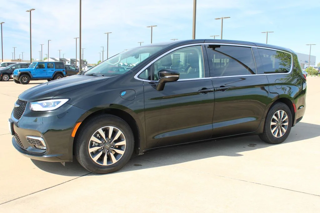 Used 2024 Black Chrysler Select image 18