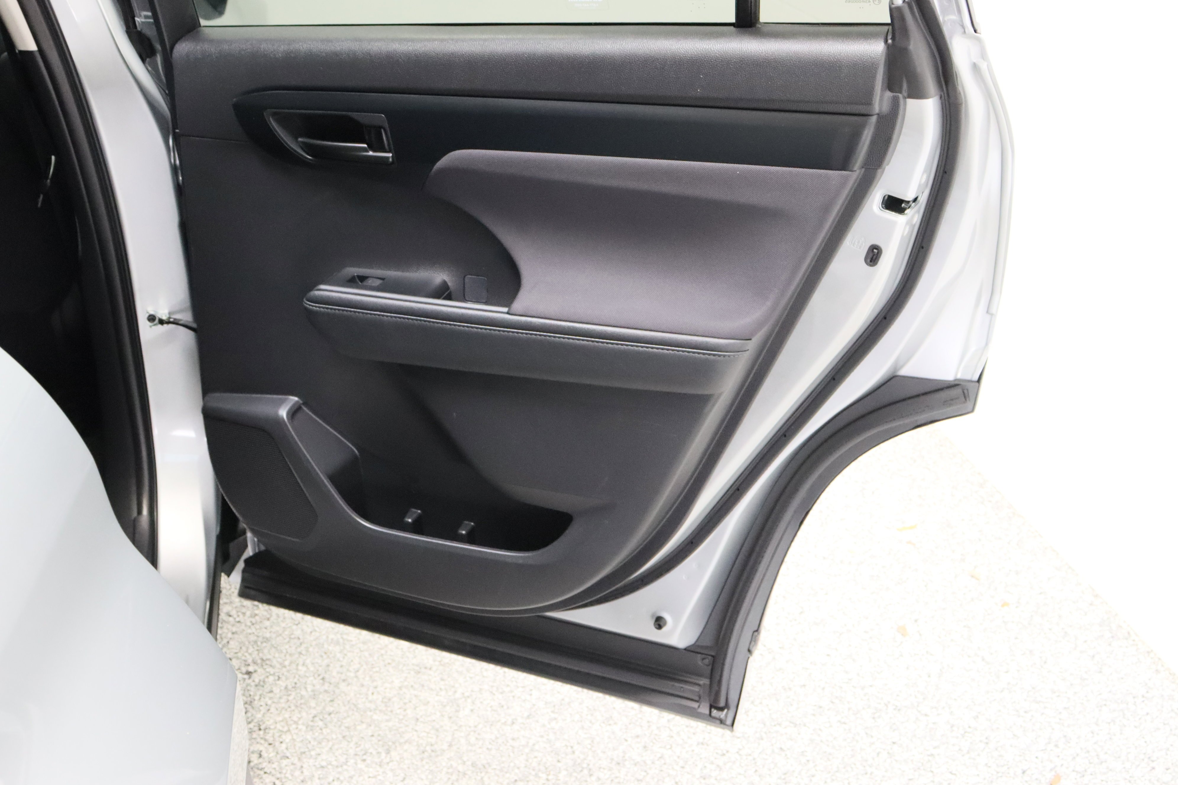 2025 Toyota Highlander LE - Photo 35