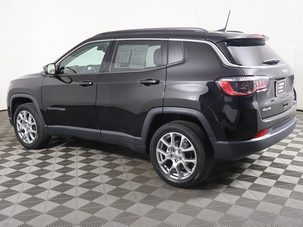 Used 2022 Black Jeep Latitude Lux image 12