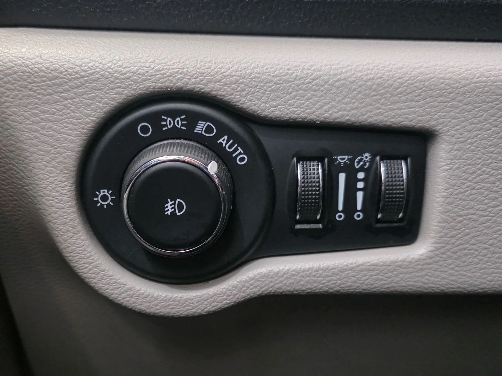 Used 2023 White Chrysler Limited image 30