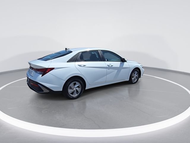 Used 2025 White Hyundai SE image 9