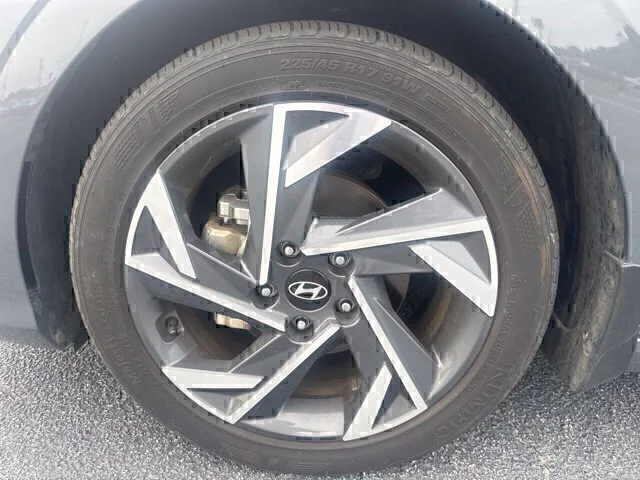 Used 2025 Gray Hyundai SEL Sport image 12