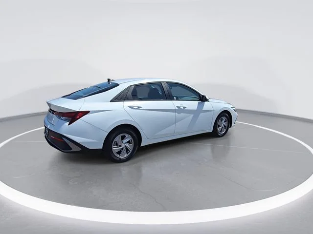 Used 2025 White Hyundai SE image 9