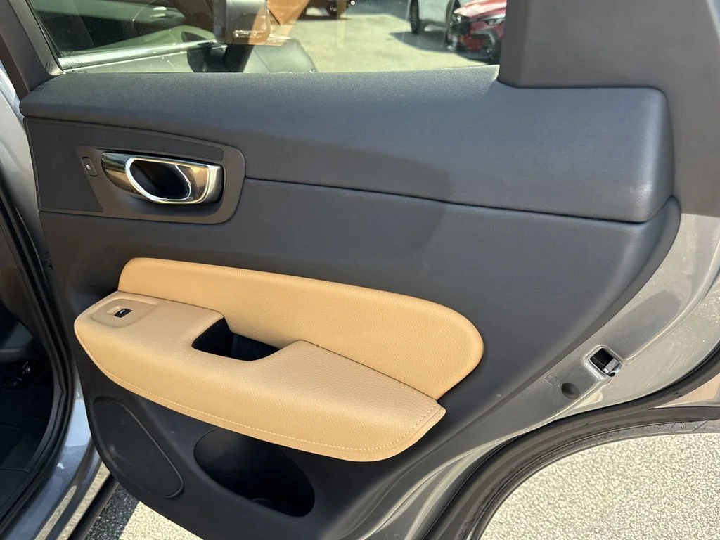 Used 2019 Gray Volvo T6 Momentum image 29