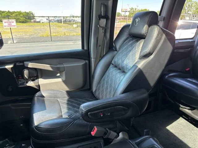Used 2021 ONYX BLACK GMC CARGO image 38