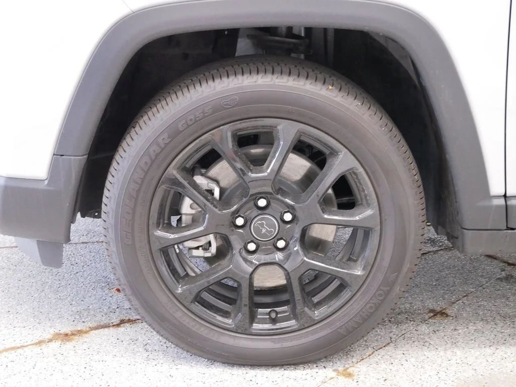 New 2026 Silver Zynith Metallic Clearcoat Jeep Latitude image 11