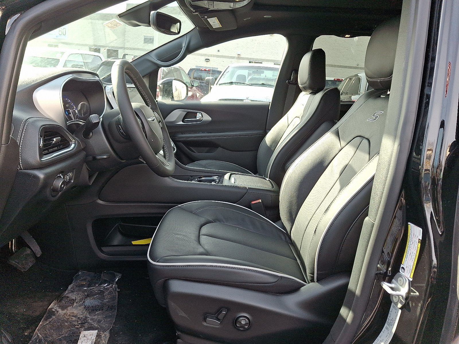 New 2026 Diamond Black Crystal Pearl-Coat Exterior Paint Chrysler Limited AWD image 11