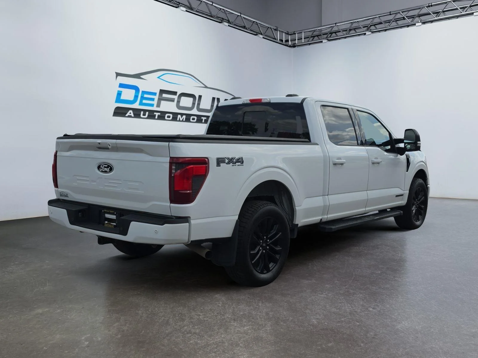 Used 2024 Oxford White Ford XLT image 3