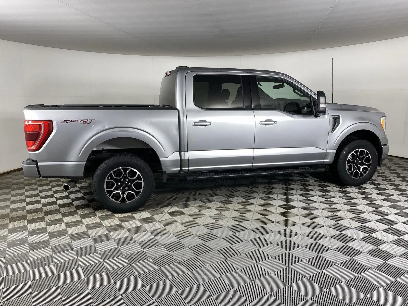 Used 2022 Iconic Silver Ford XLT image 9