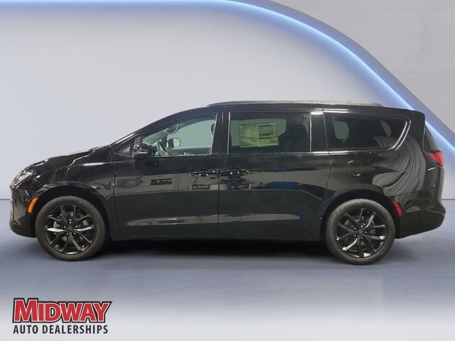 New 2027 Diamond Black Crystal Pearl-Coat Exterior Paint Chrysler Limited image 2