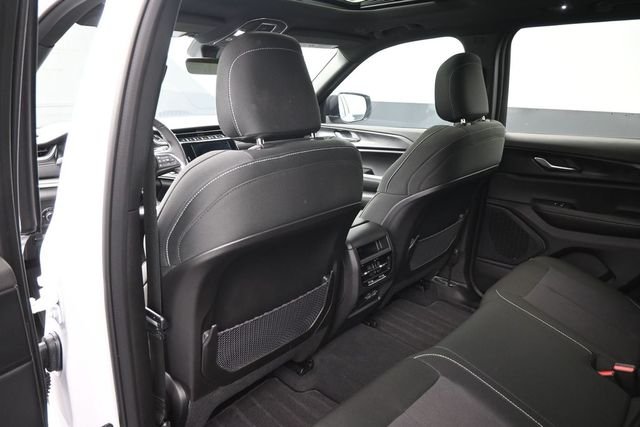 Used 2025 White/off-white Jeep Laredo image 23
