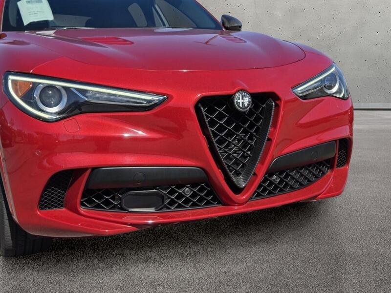 Used 2018 Rosso Competizione Tri-Coat Alfa Romeo AWD image 8