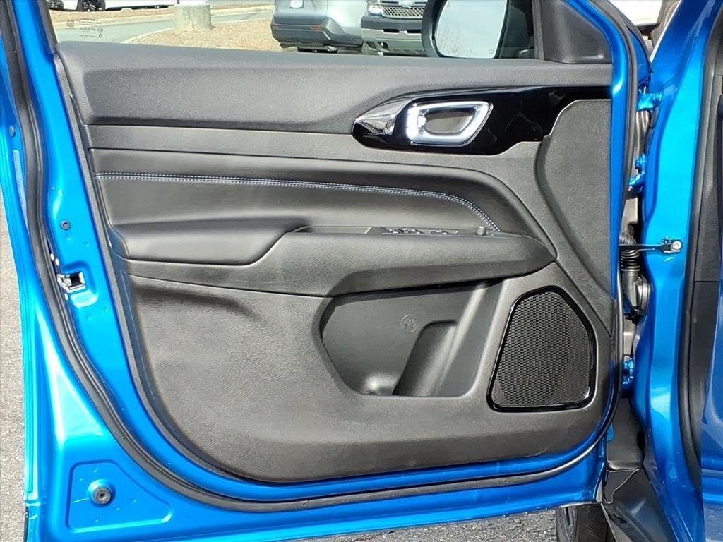 New 2026 Hydro Blue Pearlcoat Jeep Latitude Altitude image 4