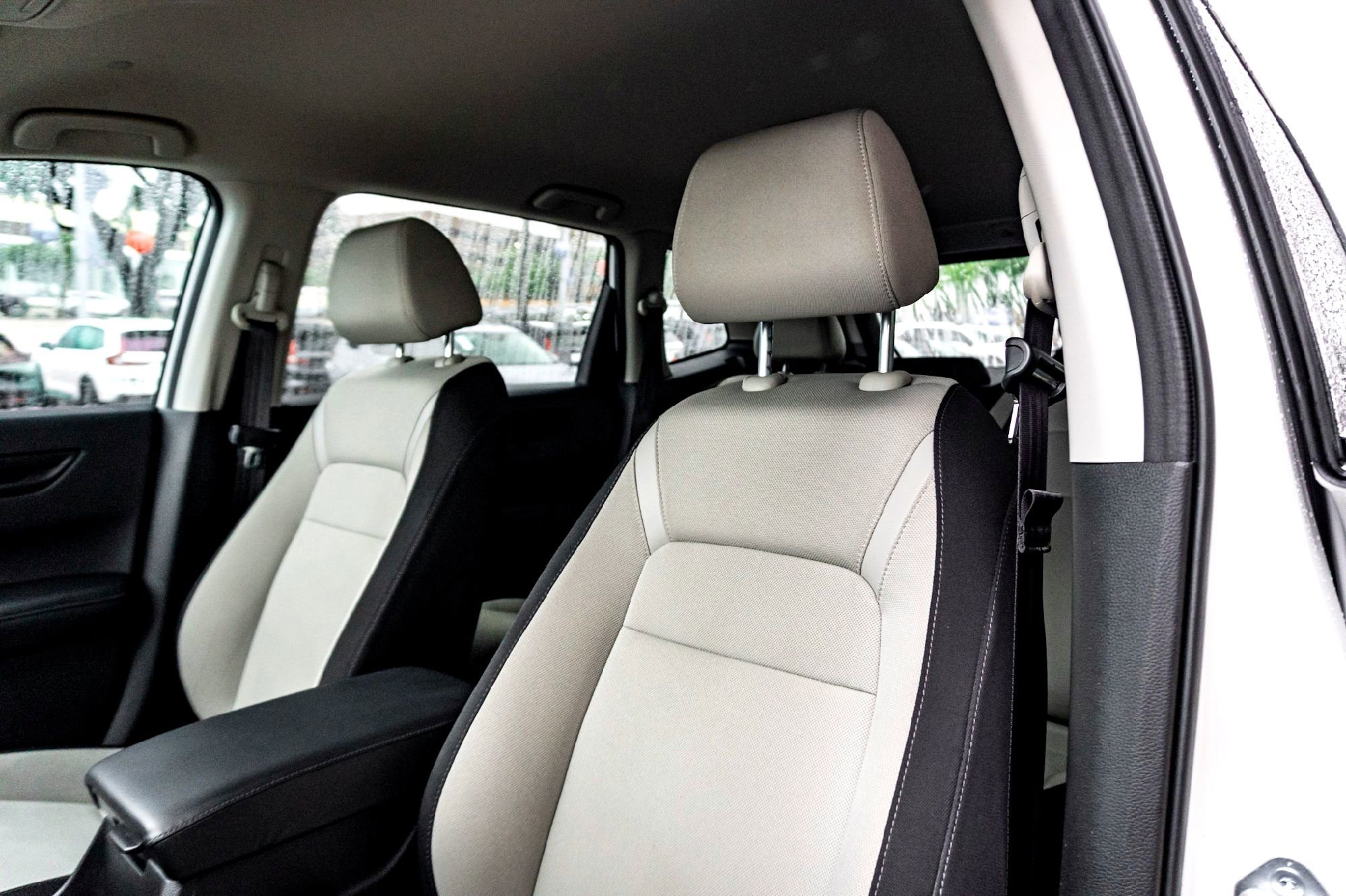 Used 2025 Platinum White Pearl Honda LX image 13