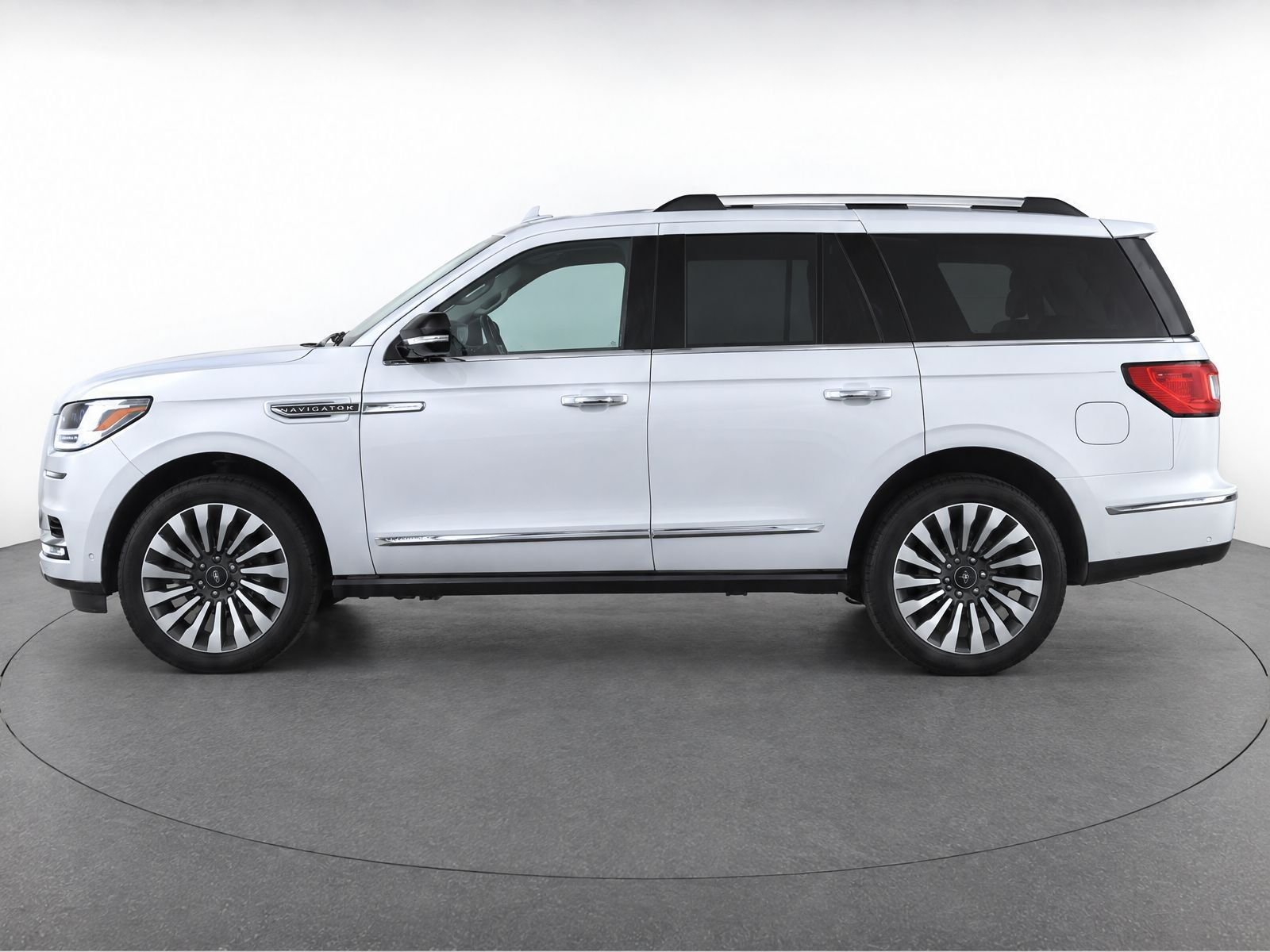 Used 2018 White Platinum Metallic Tri-Coat Lincoln Reserve image 7