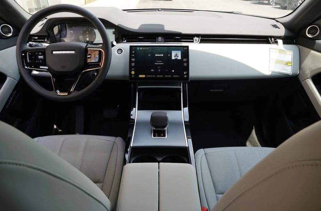 New 2026 Santorini Black Land Rover S image 9
