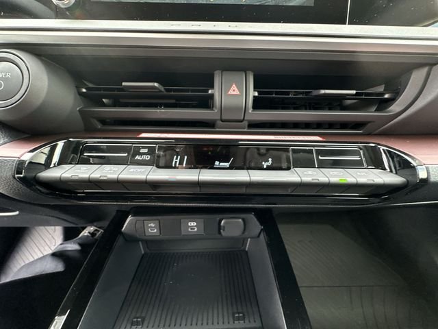 2026 Toyota Prius Plug-in Hybrid SE - Photo 18