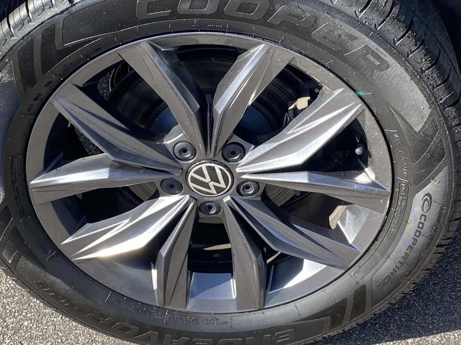 Certified Used 2022 Pyrite Silver Metallic Volkswagen 2.0T SE 4MOTION image 22