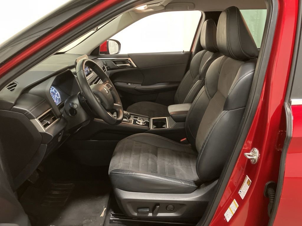 Used 2023  Mitsubishi SE image 11