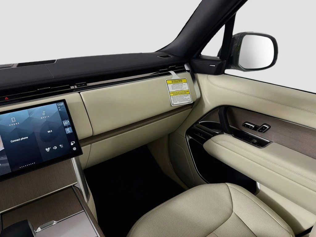 New 2026 Fuji White Land Rover SE image 25