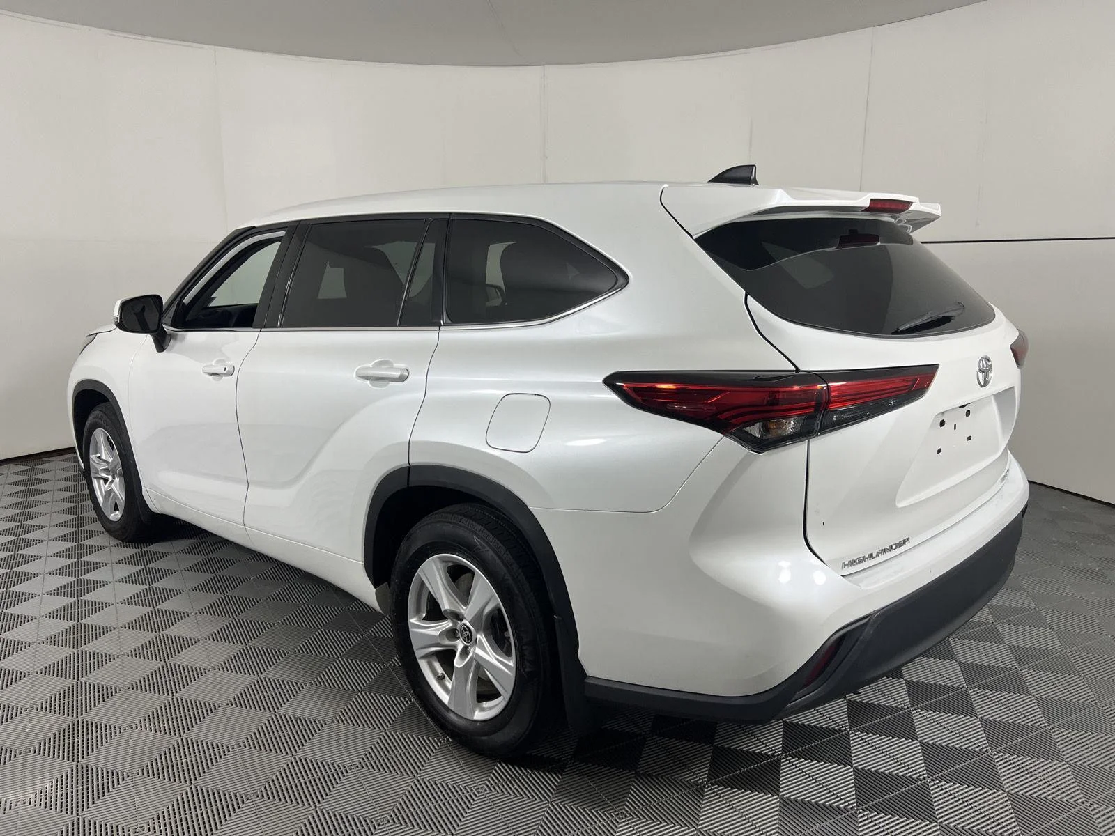 Used 2022 Wind Chill Pearl Toyota LE image 8