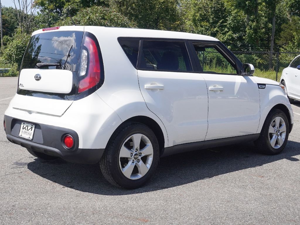 Used 2018 White Kia Base image 5