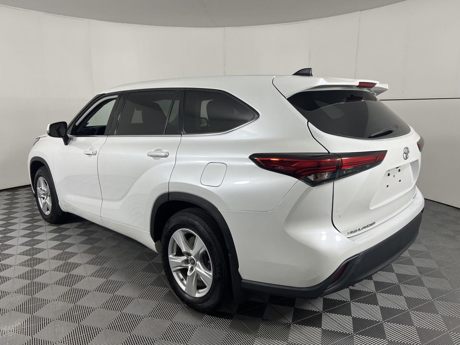 Used 2022 Wind Chill Pearl Toyota LE image 8