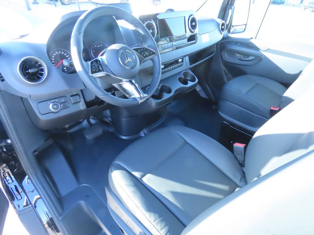 Used 2025  Mercedes-Benz Cargo 170 WB image 10