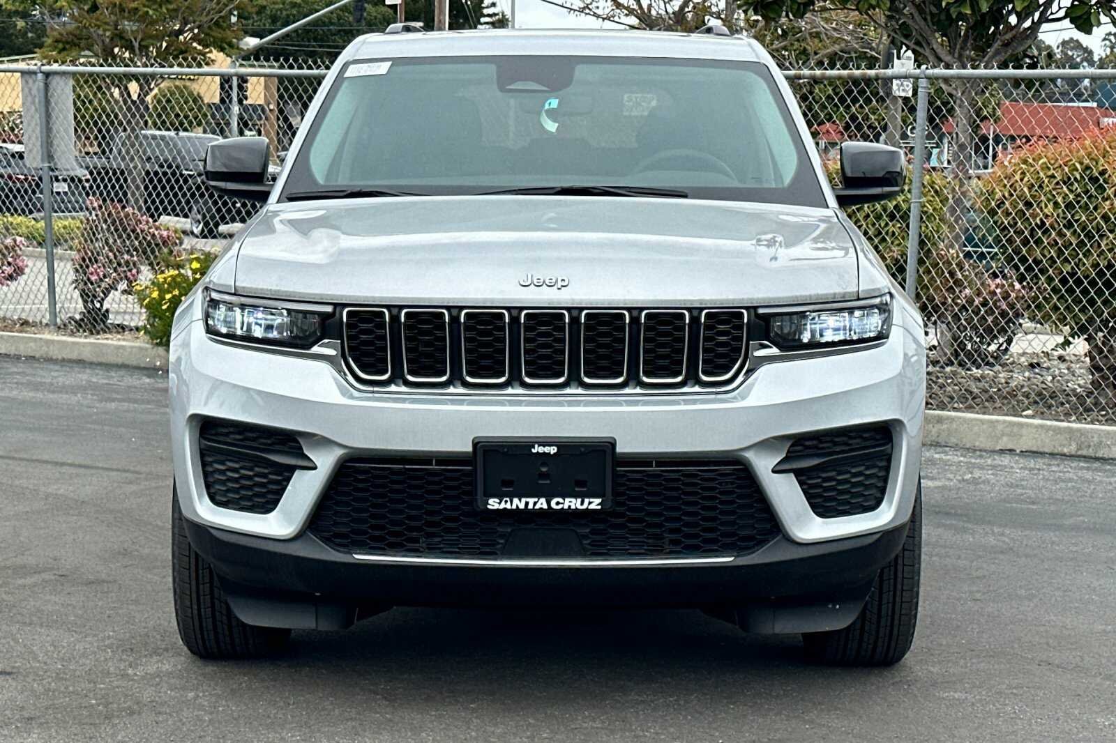 New 2023 Silver Zynith Jeep Laredo X image 9