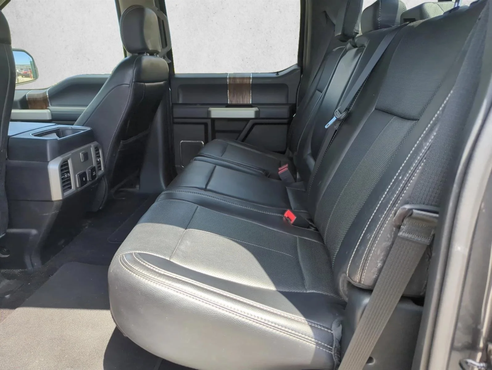 Used 2018 Magnetic Metallic Ford LARIAT image 21
