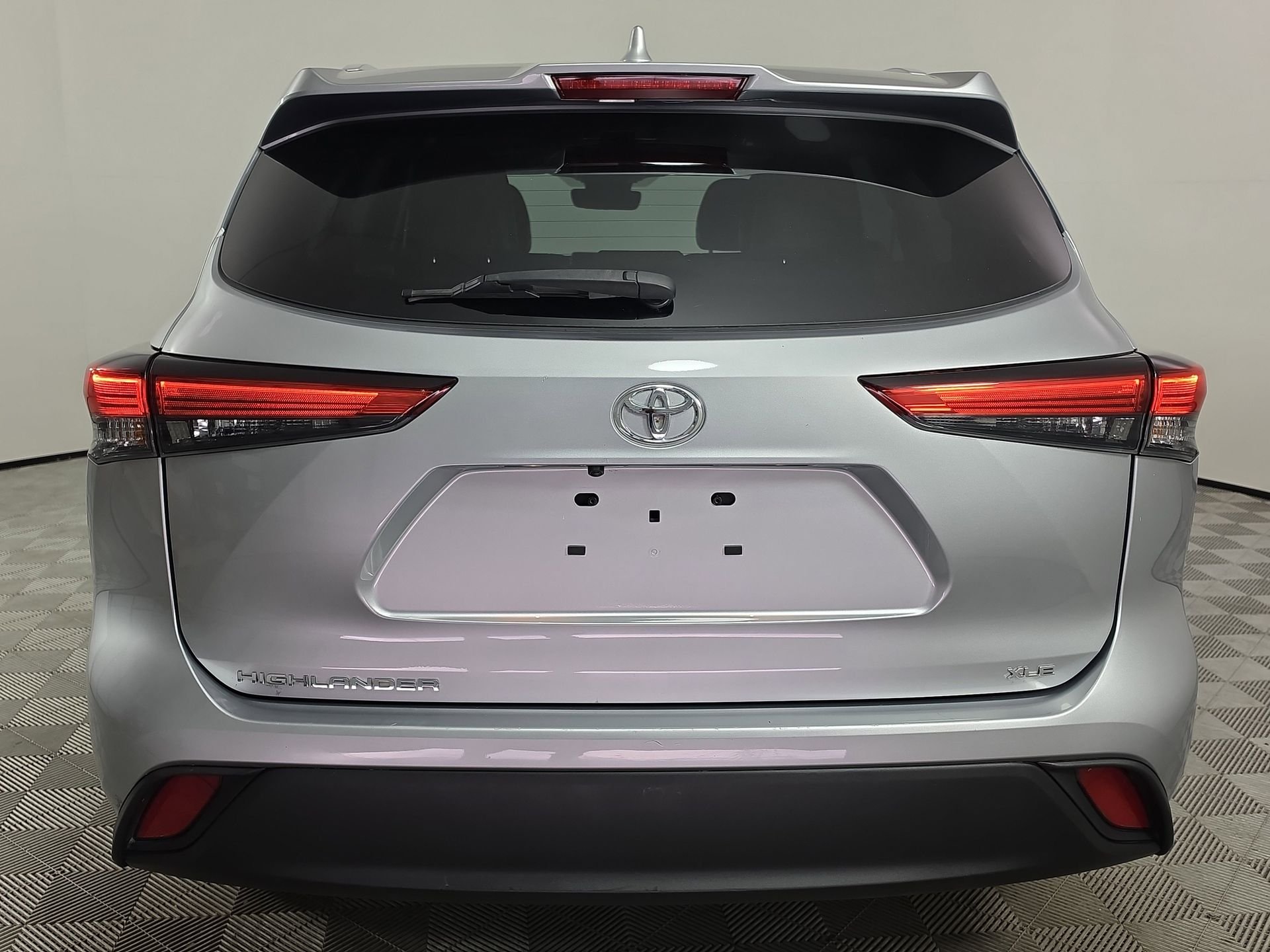 Used 2022 Silver Toyota XLE image 6
