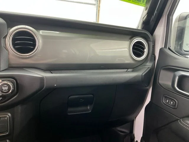Used 2022 White Jeep Unlimited Sahara image 12