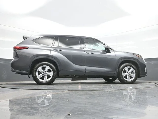Used 2022 Gray Toyota LE image 25