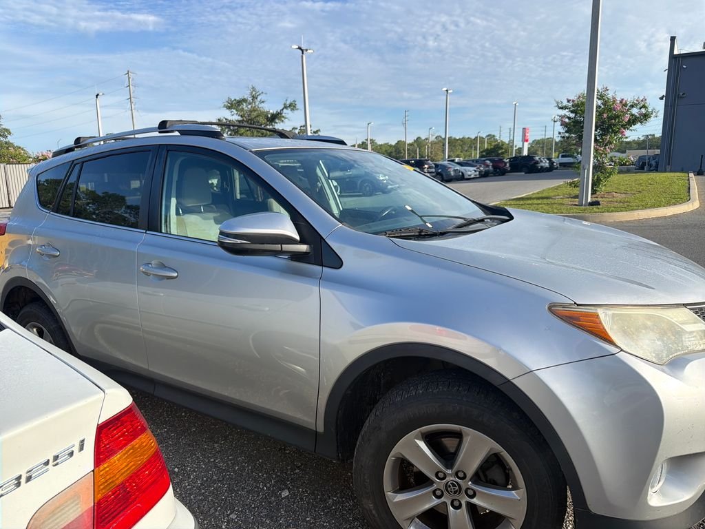 Used 2015 Silver Toyota XLE image 4