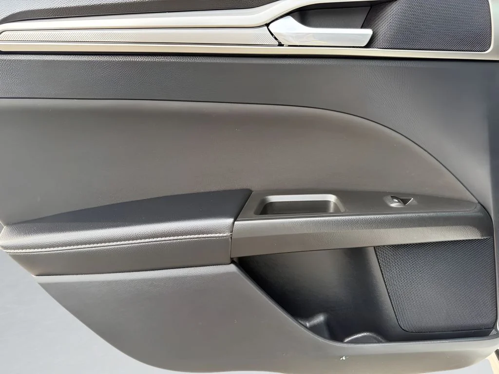 Used 2019 Silver Ford SE image 18
