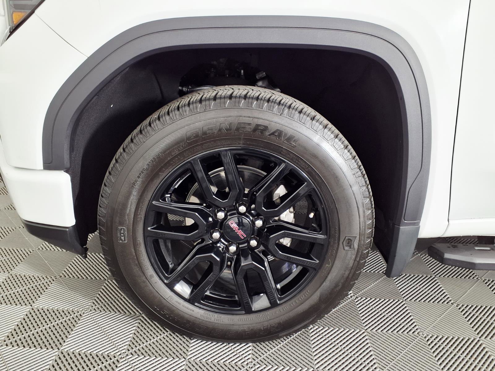 Used 2025 Summit White GMC Elevation image 7