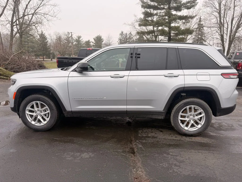 New 2026 Silver Zynith Exterior Paint Jeep Laredo X image 6