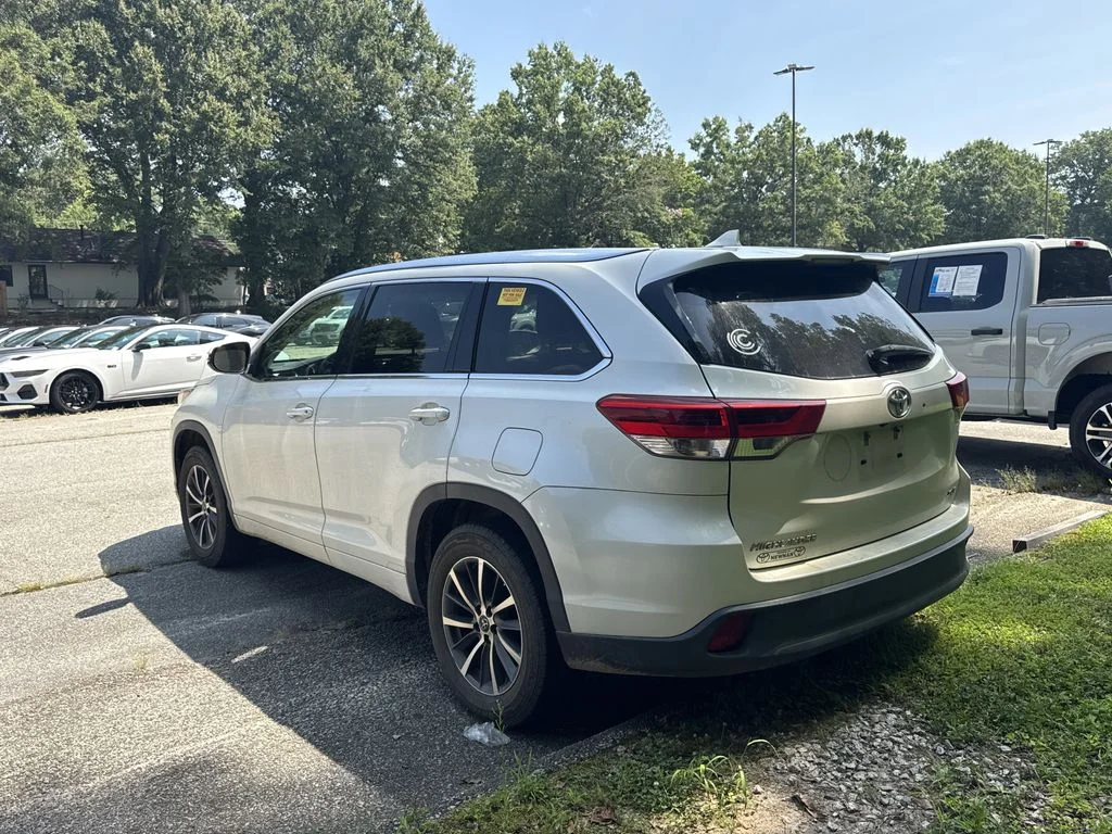Used 2017 White Toyota XLE image 4