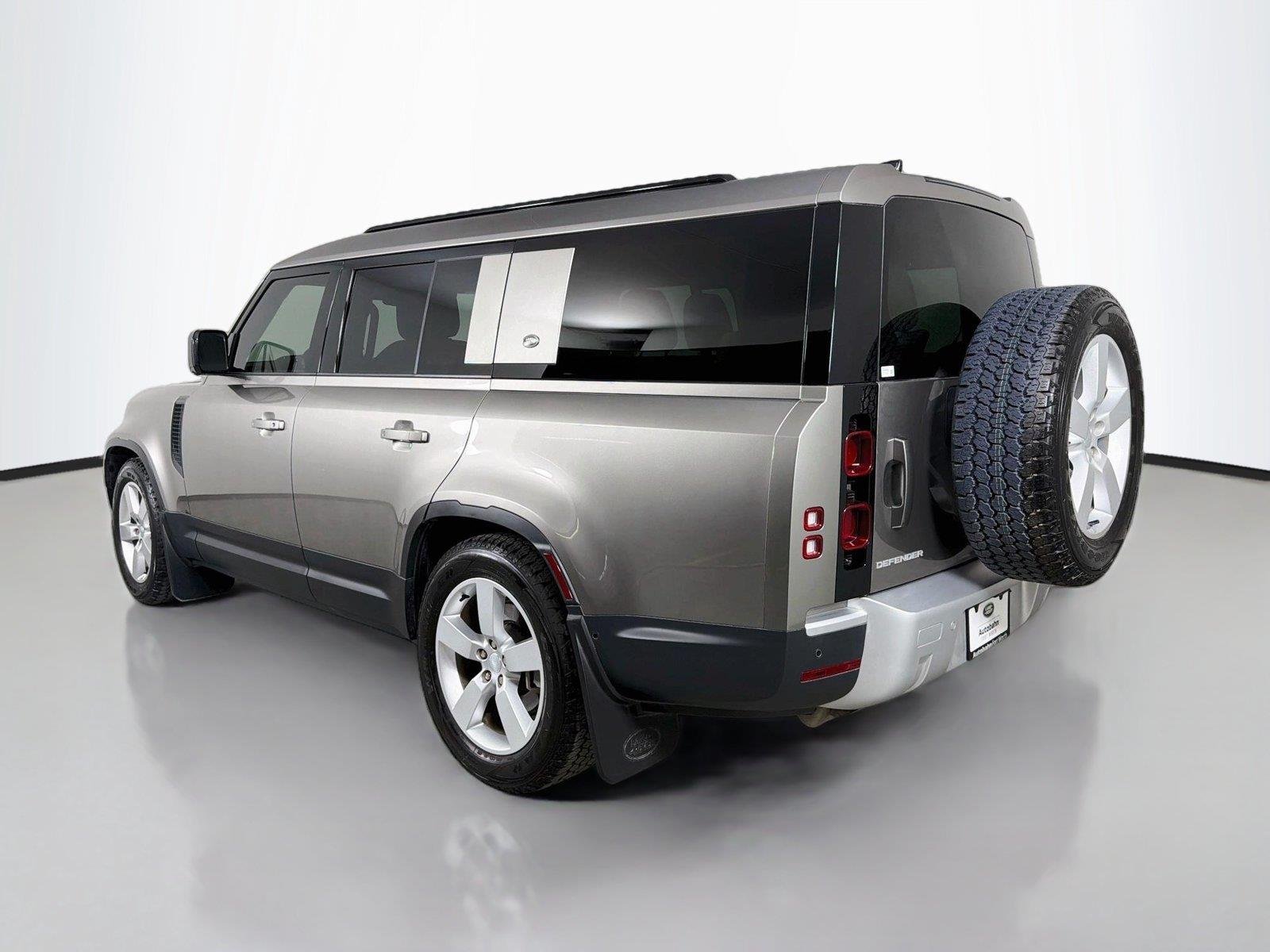 Used 2024 Silicon Silver Land Rover S image 7