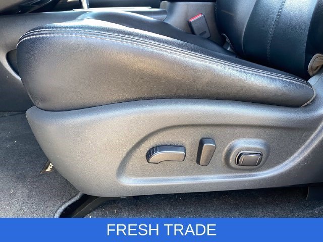 Used 2018 Caspian Blue Nissan SL image 25