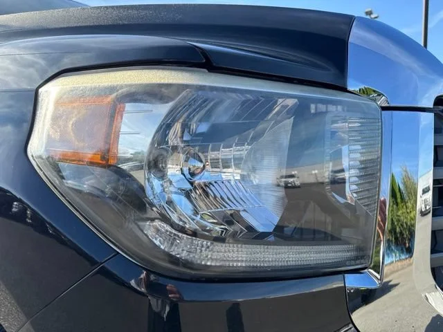 Used 2018 Midnight Black Metallic Toyota SR5 image 9