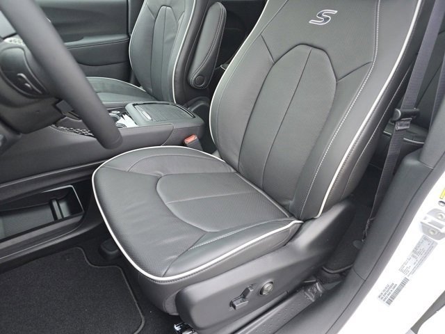 New 2026 Bright White Clear-Coat Exterior Paint Chrysler Limited image 8
