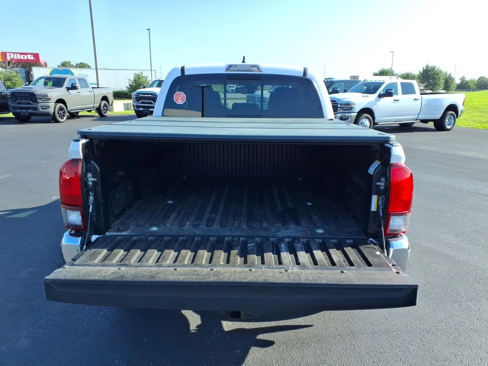 Used 2018 White Toyota  image 9