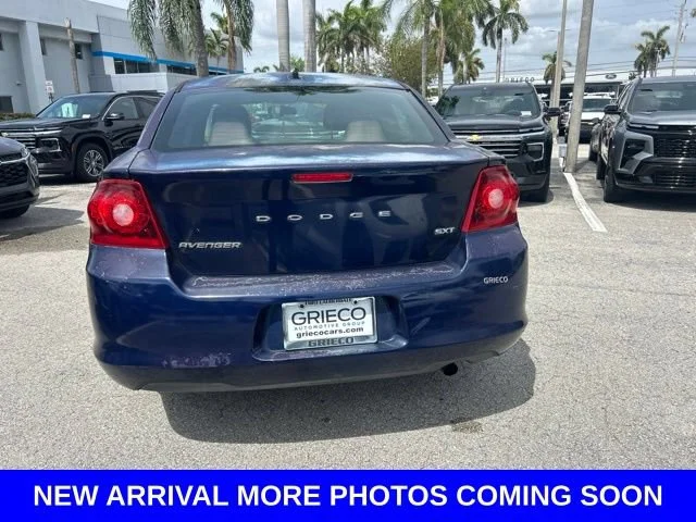 Used 2013 Blue Dodge SXT image 4
