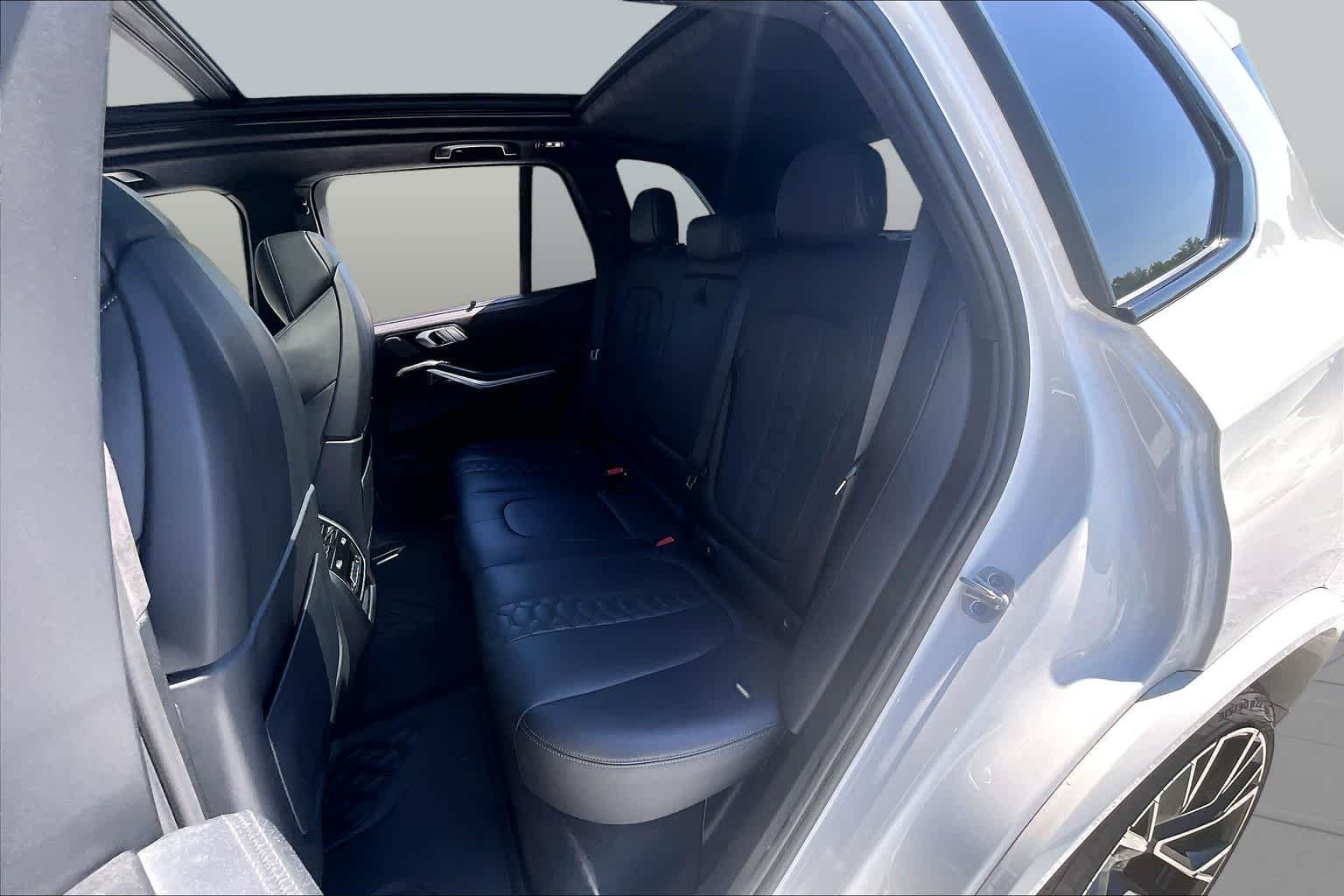 Used 2022 Alpine White BMW  image 19