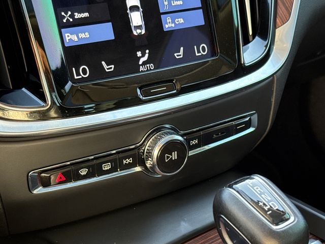 Used 2021  Volvo T5 Momentum image 25