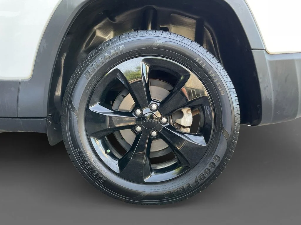 Used 2021 White Jeep Latitude Plus image 8