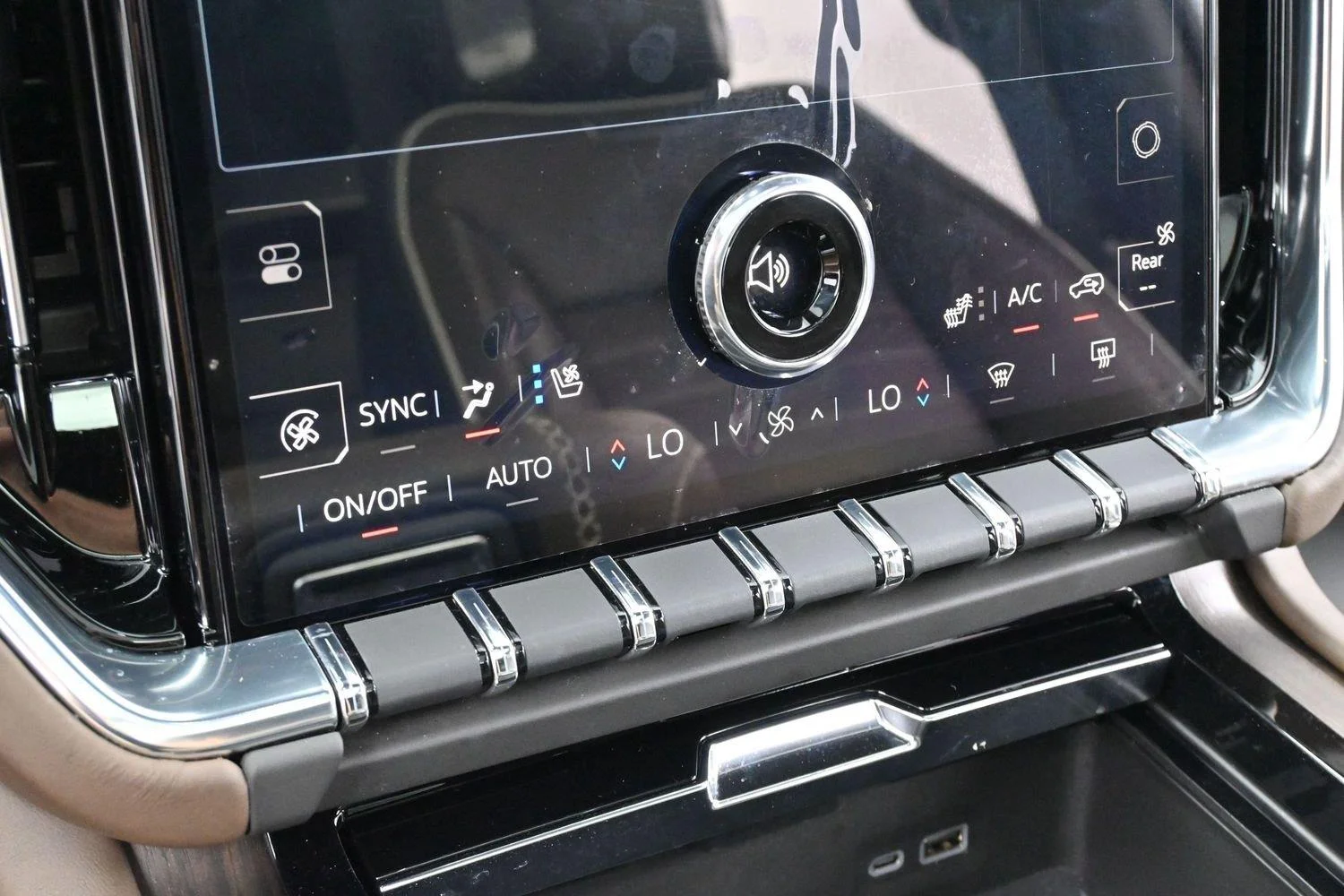 Used 2025 White Frost Tricoat GMC Denali Ultimate image 24